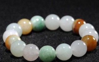 购买翡翠手镯好还是翡翠珠子手串好,女人戴翡翠手串多少颗最好