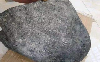 翡翠原石有凹坑的地方会出裂吗怎么回事,翡翠原石有凹坑的地方会出裂吗