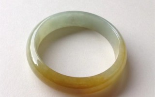 翡翠手镯中的黄色,翡翠手镯带黄翡看着脏