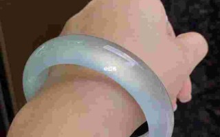 翡翠手镯表面裂,翡翠手镯表面裂了怎么办