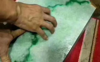 翡翠手镯边角料怎么设计,做手镯的边角料可以雕刻什么