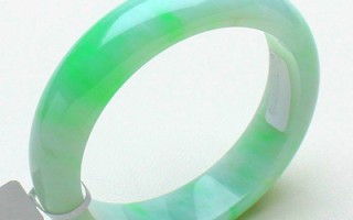 白底青翡翠手镯的简单介绍