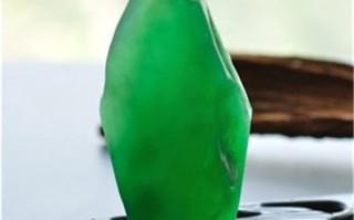 翡翠绿色的原石图片翡翠原石种水图