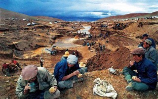 澳大利亚河边捡黄金,澳大利亚淘金客挖出两块黄金