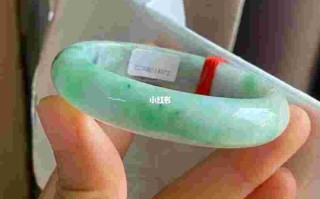 翡翠手镯为啥戴了两天就变了翡翠手镯戴一周变润了