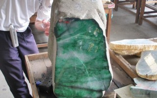 翡翠原石赌石口诀,翡翠原石开窗料怎么赌石知识讲解