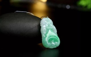 关于女人戴翡翠好还是和田玉好的信息