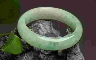 翡翠手镯纹多是不是不值钱翡翠手镯解理纹