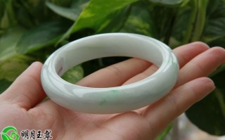 翡翠糯冰手镯价格的简单介绍