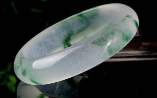 戴高冰翡翠手镯好处女人戴翡翠手镯有什么好处