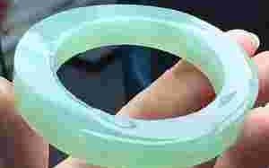 翡翠手镯寓意唯美的句子,形容翡翠手镯的一段话