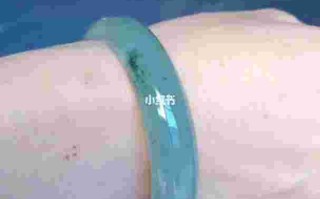 翡翠手镯有黑点对价值影响多大,翡翠手镯上的黑点能吸收吗