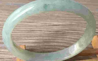 翡翠椭圆手镯图片椭圆形翡翠手镯好还是圆形的好