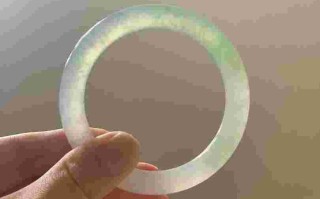 翡翠手镯应该带那只手,翡翠手镯带那个手