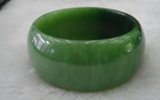 漂亮的碧玉手镯(贴图)