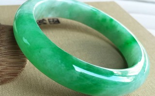 正阳绿翡翠手镯原石翡翠绿手镯