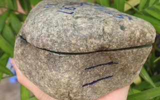 缅甸翡翠原石冰种靠谱的翡翠原石毛料冰种买卖