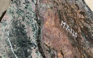 翡翠原石皮上有松花翡翠松花皮详解