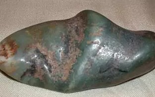 咸鱼翡翠原石介绍,原石的翡翠