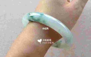 冰飘花翡翠手镯价格一般多少冰飘花翡翠手镯摆放图