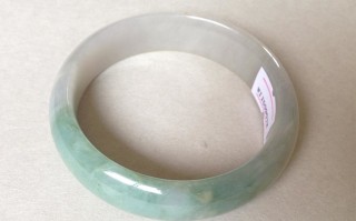 养翡翠手镯玉养人还是翡翠养人