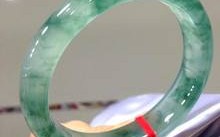 蓝底飘绿花糯冰种翡翠什么价格的简单介绍