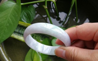 传家翡翠--翡翠手镯中春带彩有什么寓意这么受人青睐