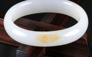 白玉手镯与女子的似水柔情