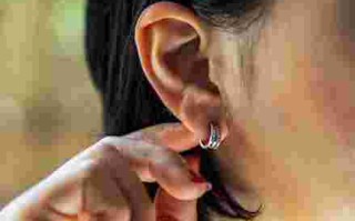 为什么我戴银耳环会变黑,为什么带的银耳环最近变黑了