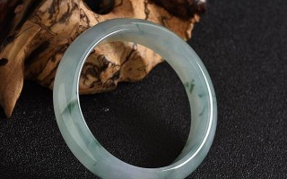 第一件翡翠石头是谁发现的？