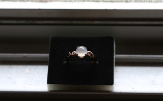 翡翠老坑冰种18k镶钻石戒指和蛋面