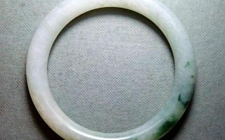 翡翠手镯碰到硬物会怎么样,翡翠手镯碰到硬物