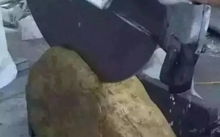 极品翡翠原石多少钱,翡翠原石给别人切一块多少钱