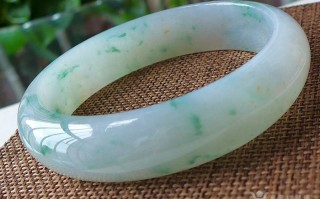 包含翡翠手镯飘花还是带绿的好的词条