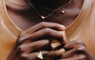 Prada 推出 Eternal Gold 新作 再生玫瑰金彰显可持续环保理念