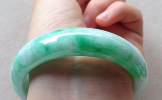 翡翠手镯越戴越好翡翠手镯越戴越暗怎么办