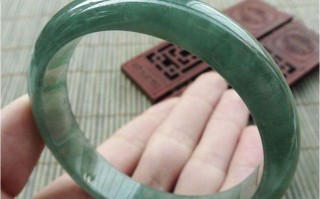 菠菜翡翠手镯好还是油青好看菠菜翡翠手镯好还是油青好