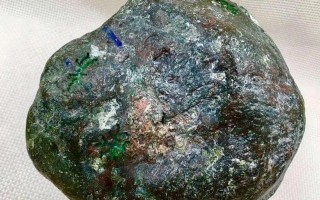 翡翠原石生长在什么地方,翡翠原石长绒毛