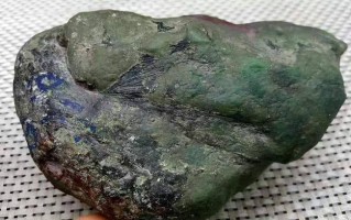 赌石原石是什么样子的,赌石店选翡翠原石