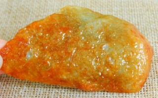 大马坎翡翠原石小知识,翡翠打马坎原石怎么比对图片