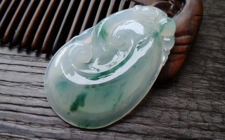 关于冰糯种翡翠吊坠价格的信息