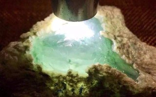 翡翠原石开窗图案图片,开窗翡翠原石的行话