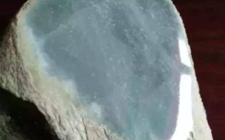 翡翠原石切割现场视频皮薄翡翠原石切割视频