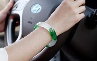 一个手能带2个翡翠手镯吗一个手能带2个翡翠手镯吗图片
