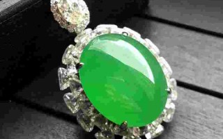 精品赏析：镶白金钻石冰种正阳绿胸坠
