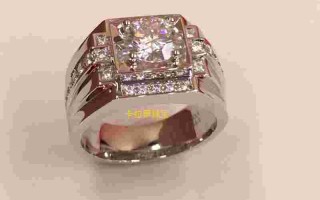 男人戴钻戒好还是黄金戒指好呢男人戴钻戒好还是黄金戒指好