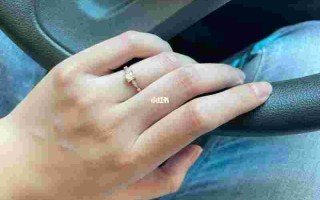 订婚钻戒是一对还是只新娘有,订婚钻戒