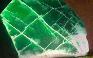 翡翠色料原石里的黑点玉镯上有黑点反而好