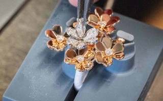 Van Cleef & Arpels 推出 Frivole 新作 打开华贵多彩的盎然春意