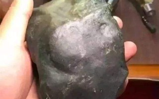 铁锈皮翡翠原石没表现,翡翠原石皮有多厚